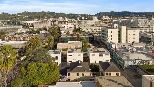 Building Photo - 828 N Detroit St