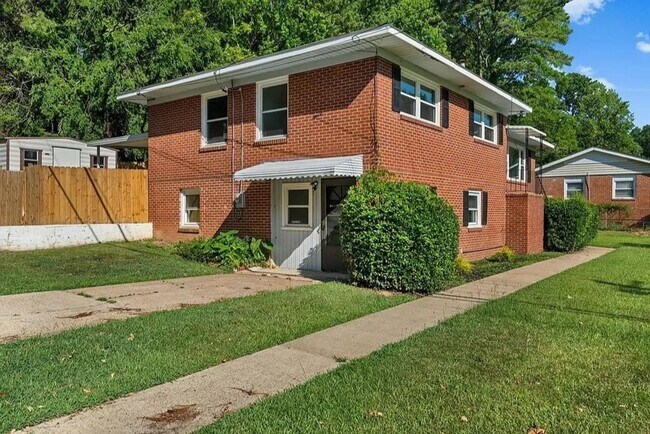 Building Photo - 5 Bedroom and 3 Bathroom home available to...