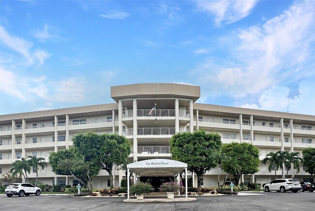 Building Photo - 535 Oaks Dr