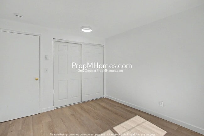 Building Photo - Updated Two Bedroom Duplex in Sellwood - Garage Included!