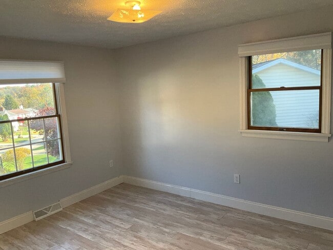 Building Photo - Spacious 3bed 3 bath Split-Level in Bethel...