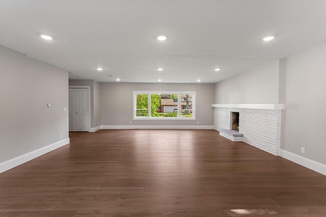 Building Photo - Four bedroom executive rental available no...