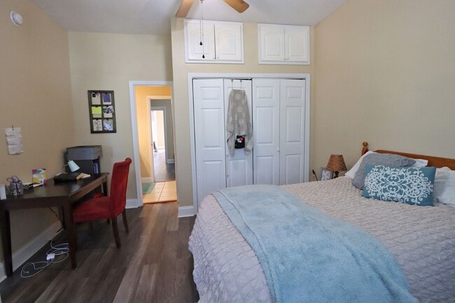 Building Photo - 4BR/2.5BA Urban Charm Meets Creative Energ...