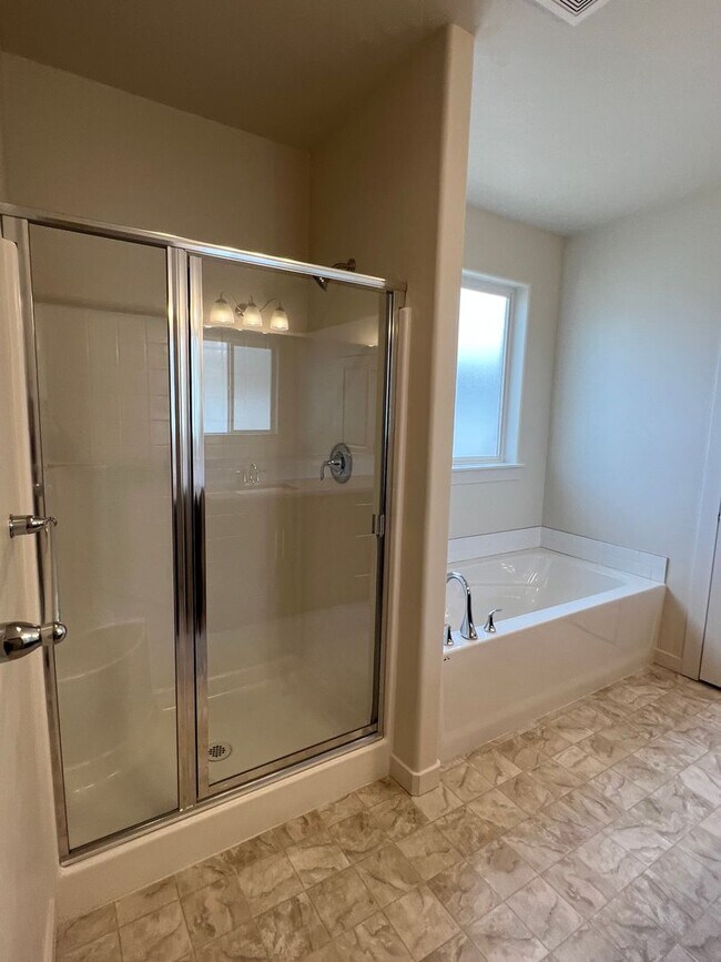 Building Photo - Beautiful, 3 bed 2 bath home close to lake...