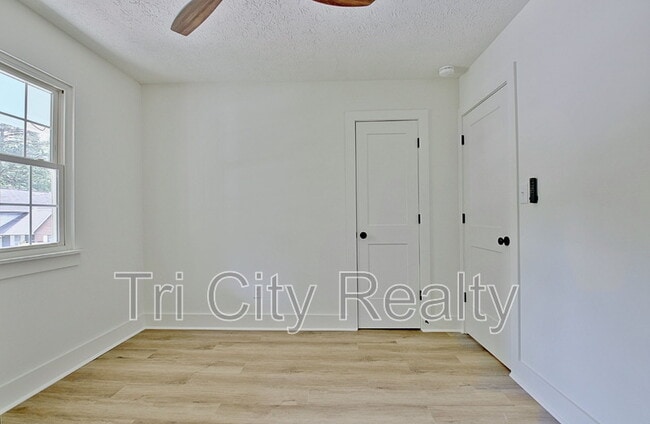 Building Photo - 105 Rose Ct