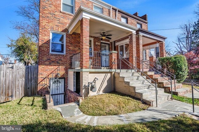 Building Photo - 458 Oakwood St SE