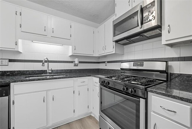 Building Photo - 6615 Sienna Ct