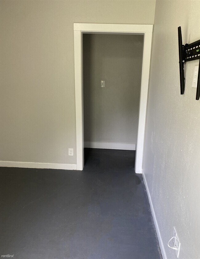 Building Photo - 2 br, 1 bath Duplex - 2754 Foster Street