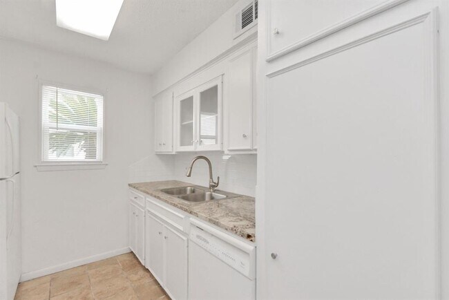 Building Photo - 2744 Briarhurst Dr