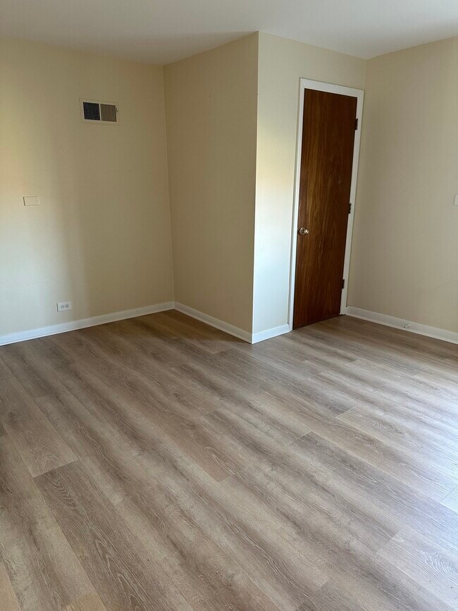 Building Photo - 16664 Aptakisic Rd