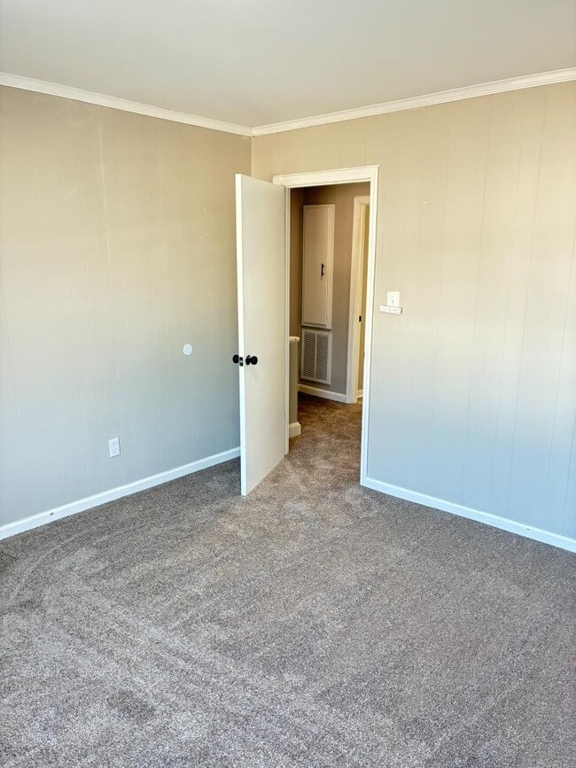 Building Photo - 1612 Dartmore Dr N