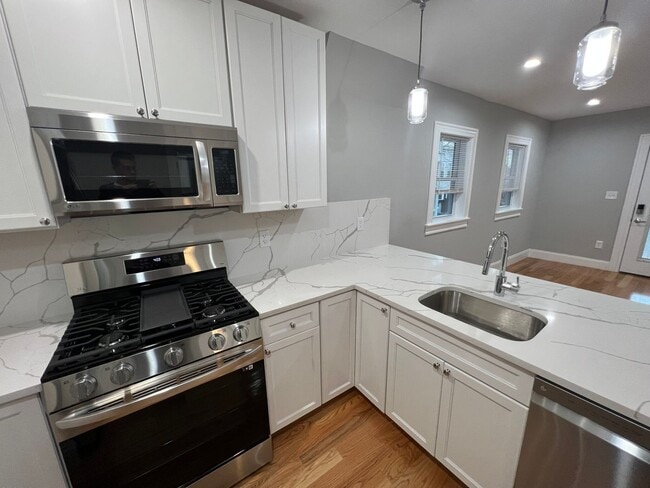 Building Photo - Huge updated 4 bed unit near Union Sq in S...