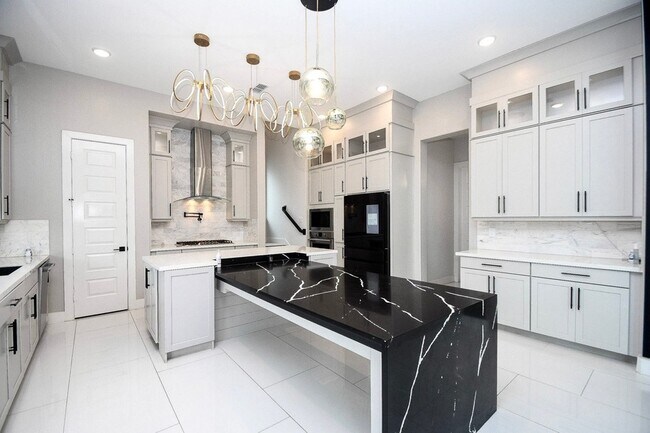 Building Photo - 10014 Oakwood Trl