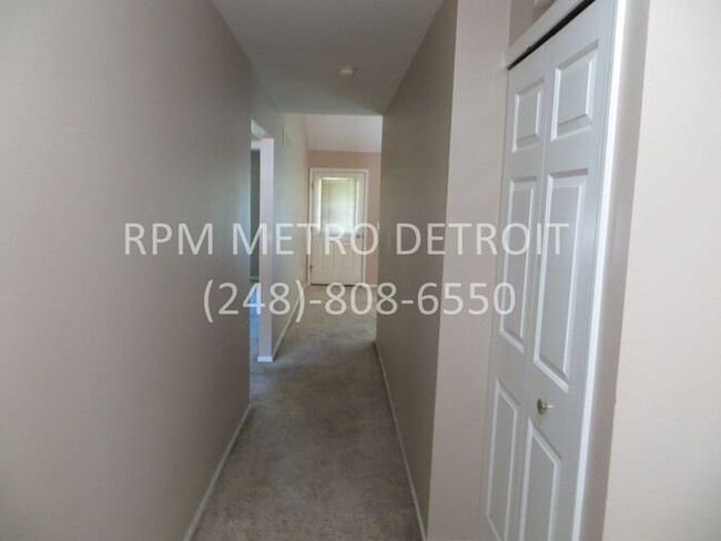 Building Photo - Sterling Heights Condo(16 Mile & Mound)