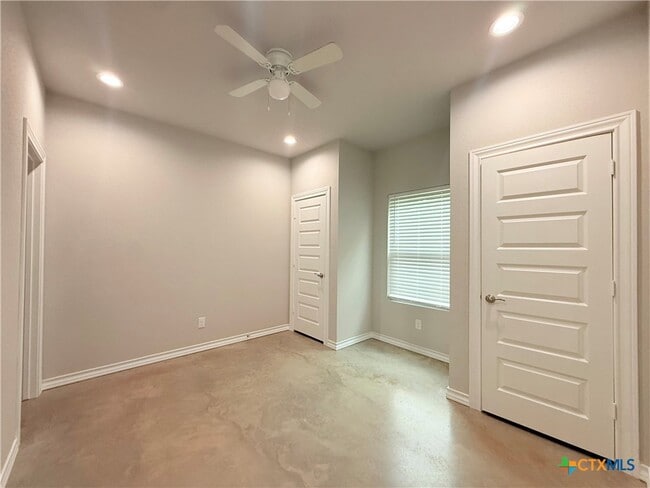 Building Photo - 607 E Martindale St