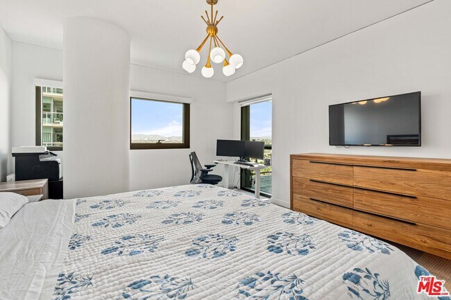 Building Photo - 13650 Marina Pointe Dr