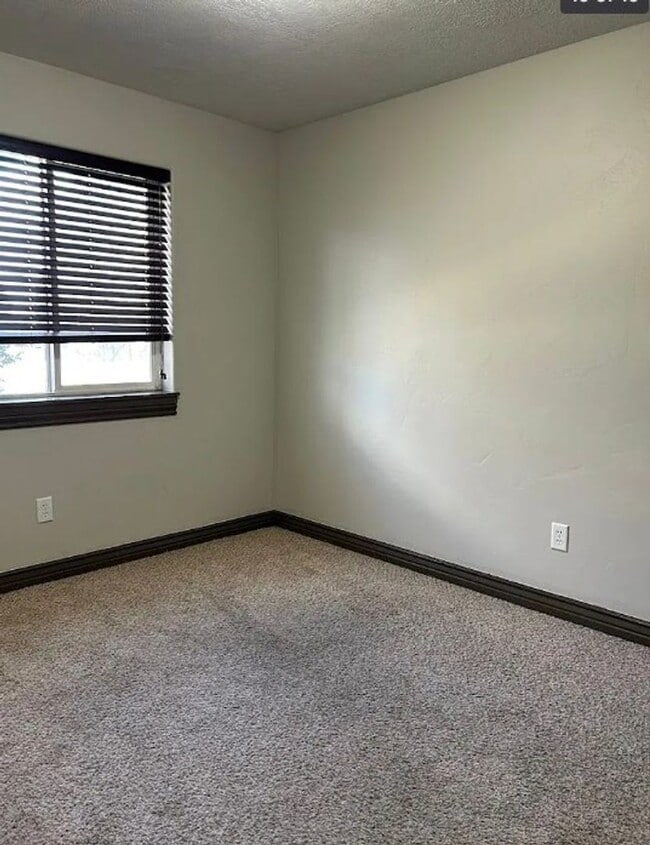 Building Photo - 3 bed 1.5 bath IMMACULATE END-UNIT Townhome in the Meadows