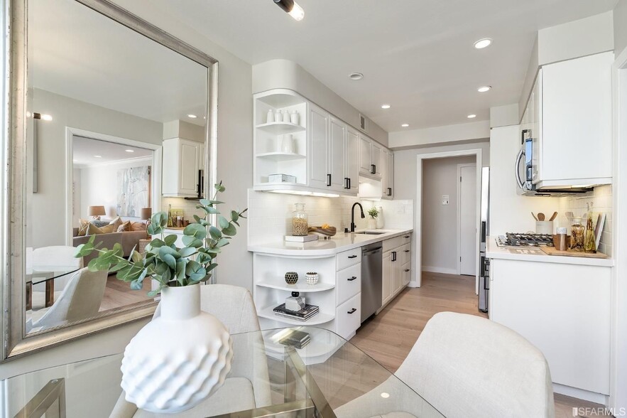 Upper level kitchen - 2920 Buchanan St