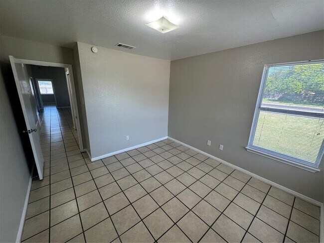 Building Photo - 2914 Whisper Oaks Ln