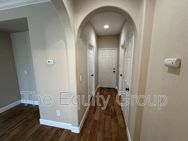 Building Photo - 3116 W Buena Vista Ave