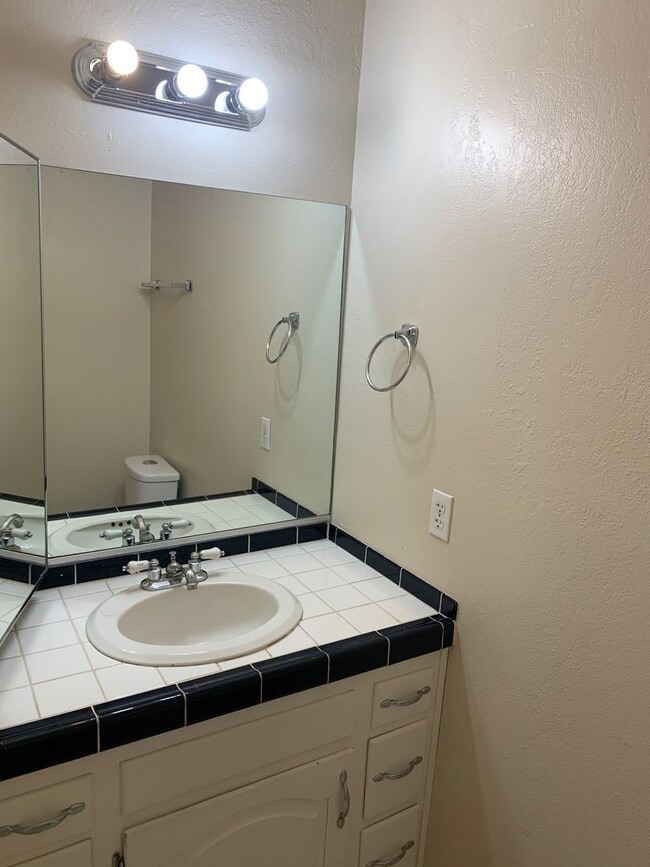 Building Photo - Townhome Near Temple