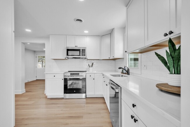 Building Photo - 211 Della Ln