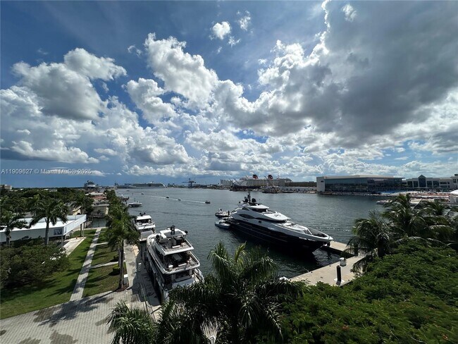 Building Photo - 2424 SE 17th St