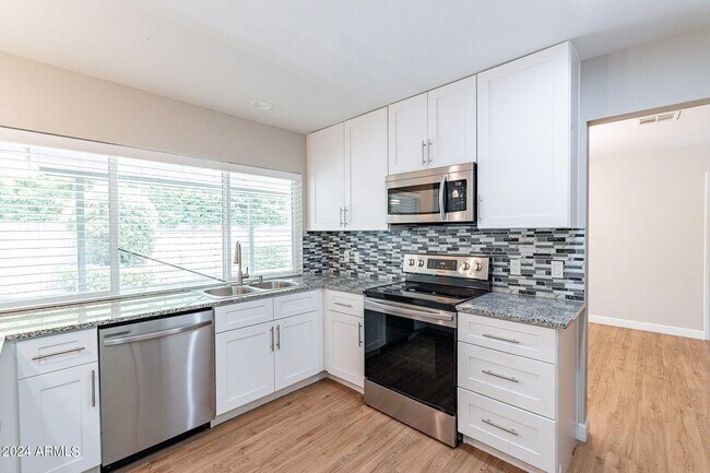 Building Photo - 110 W Seldon Ln