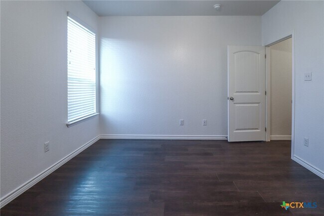 Building Photo - 5005 Rose Gdn Lp