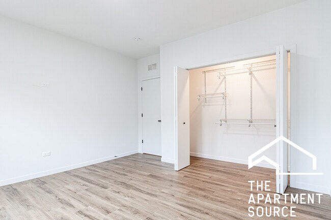 Building Photo - 1428 W Jonquil Terrace