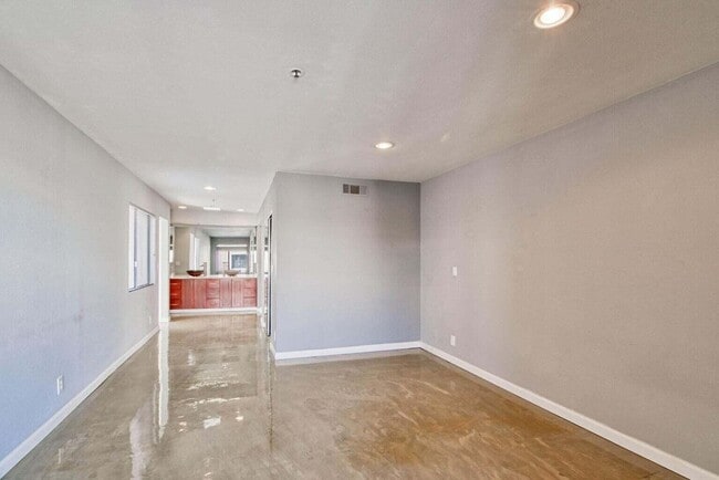 Building Photo - 867 Village Square S