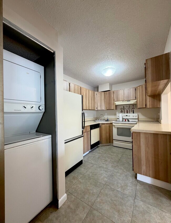 Building Photo - 2575 Pine Ridge Way S