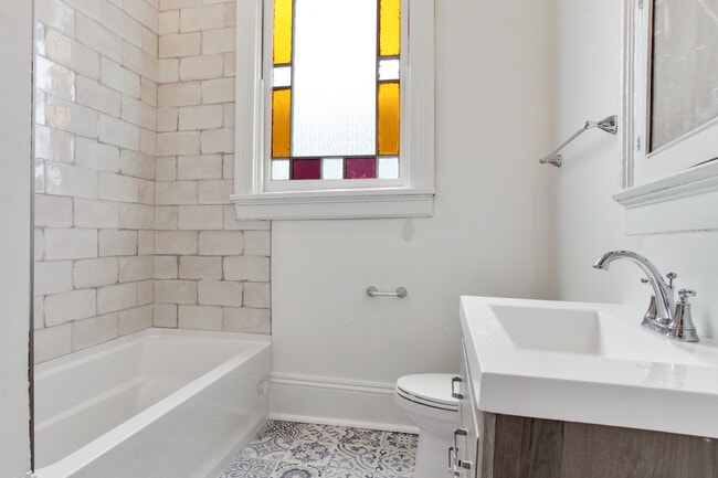 Building Photo - 3025 Banks- left