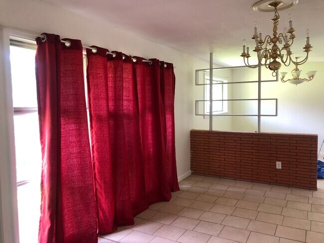 Building Photo - Ranch style home off North Market...