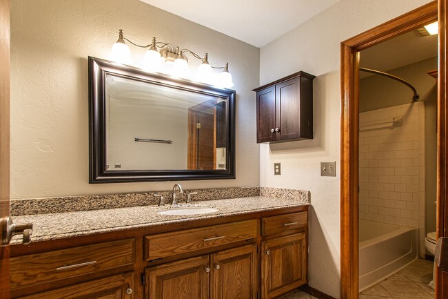 Building Photo - Beautiful 3 Bed 2 Bath in the Heart of OKC!
