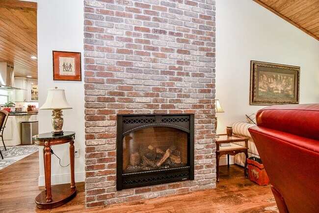 Building Photo - 922 Chantilly Ln