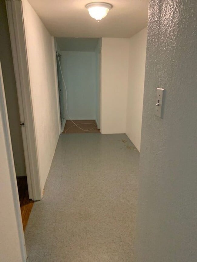 Building Photo - Manoa House - 3 bedroom, 1 bath - Avail now