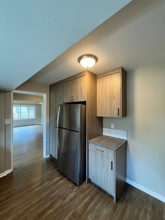 Building Photo - Stunning / Extra Large 1-Bedroom! Faux Hardwood Floors, Washer & Dryer, Stainless Appliances & Pe...