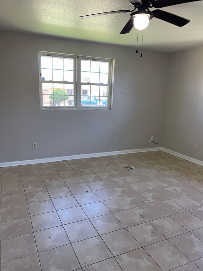 Building Photo - 8018 Gus St