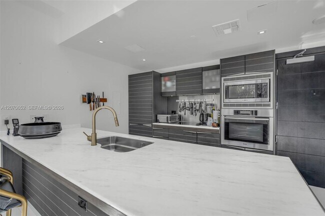 Building Photo - 200 Biscayne Blvd Way