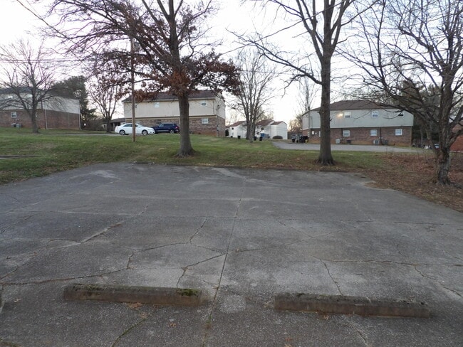 Building Photo - 207 Landings Dr