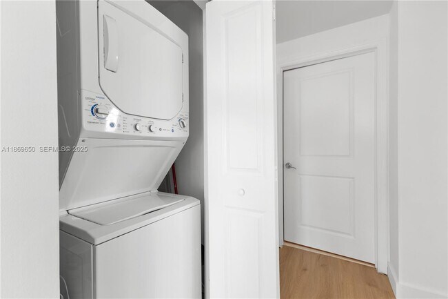 Building Photo - 7900 Harbor Island Dr