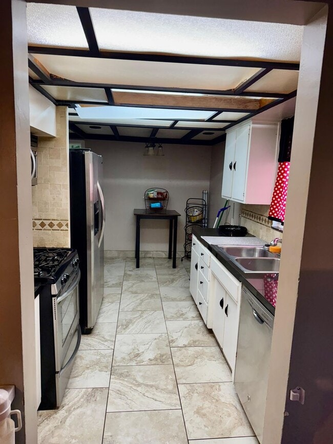 Building Photo - Explore this attractive property in Bakersfield, featuring 3-bedroom and 1.75 -bathrooms - Availa...