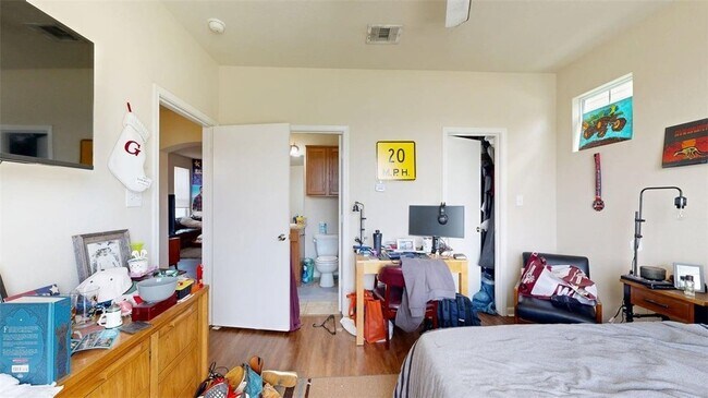 Building Photo - 2933 McLaren Dr