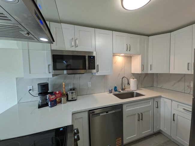 Building Photo - 425 Manhattan Dr