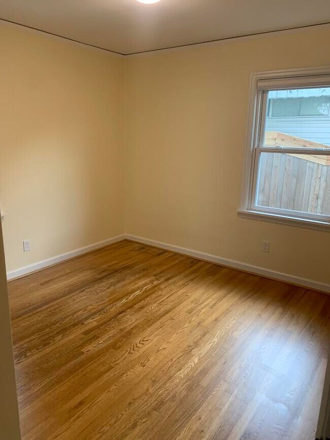 Building Photo - Impecable Remodel of Historic Eastmoreland Gem