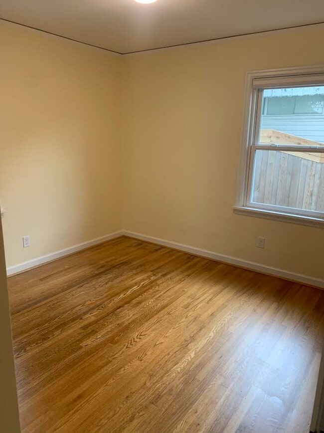 Building Photo - Impecable Remodel of Historic Eastmoreland...