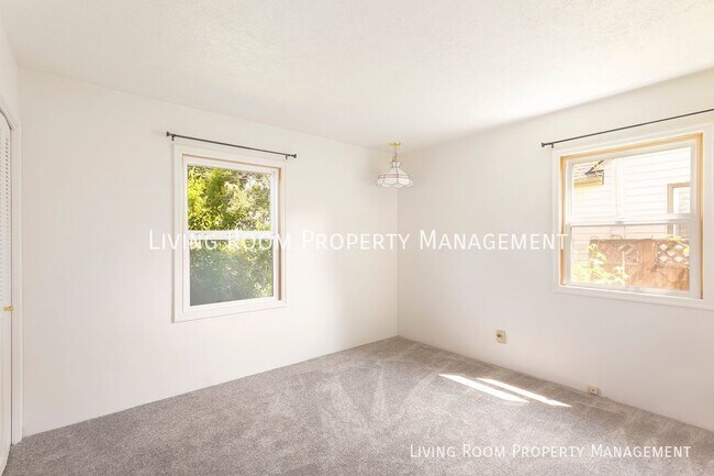 Building Photo - 3740 SE Tibbetts St