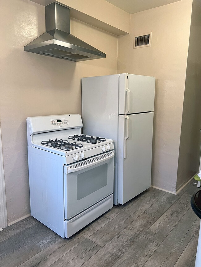 4 Burner Gas Stove & Oven - 4015 Edenhurst Ave
