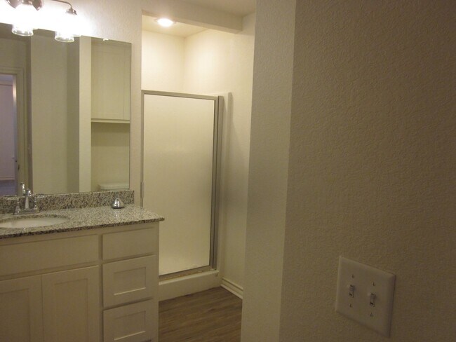 Building Photo - 1102